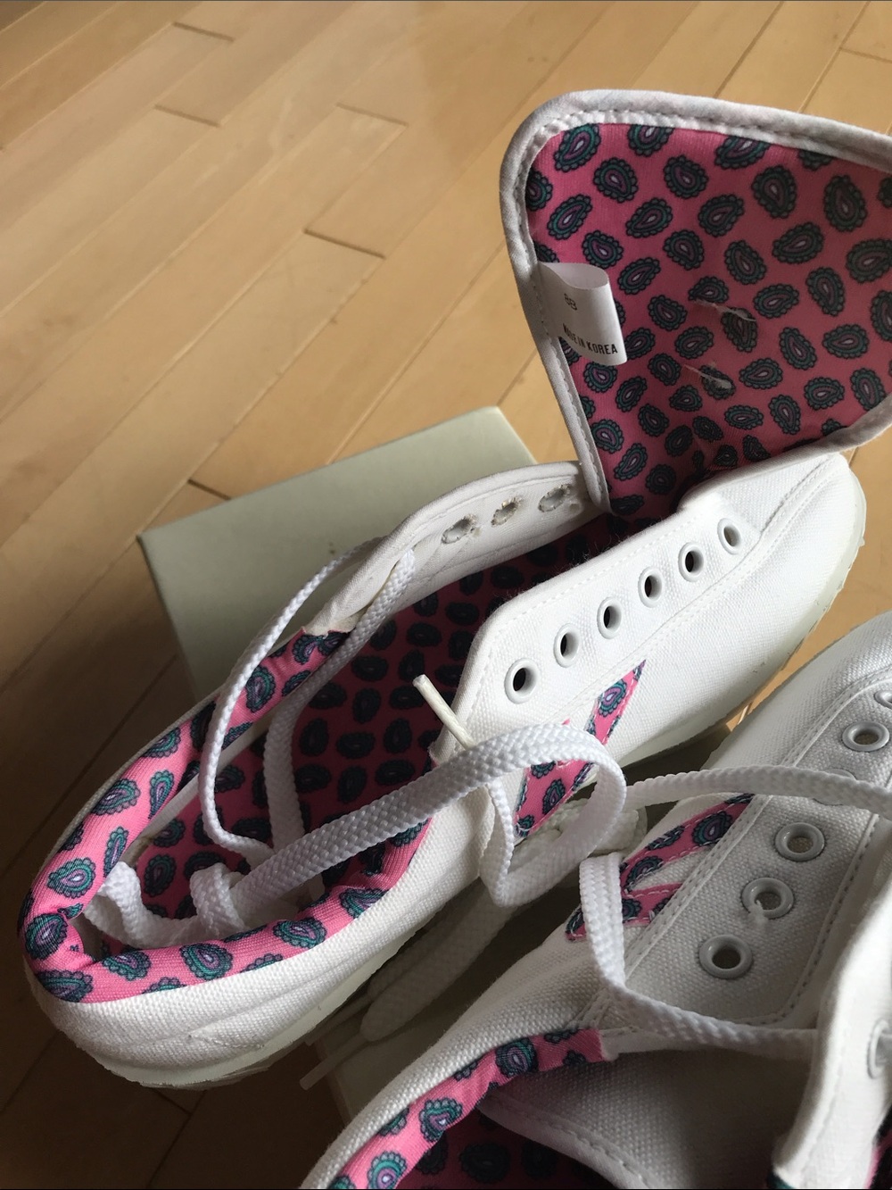 NWT women’s Tretorn Nylite white canvas tie Sneakers w pink paisley w box 8 - Picture 5 of 9